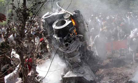 India: Mueren dos pilotos tras estrellarse su helicóptero 